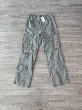 NWT H&M Low-Rise Cargo Pants in Olive Green, Size 2